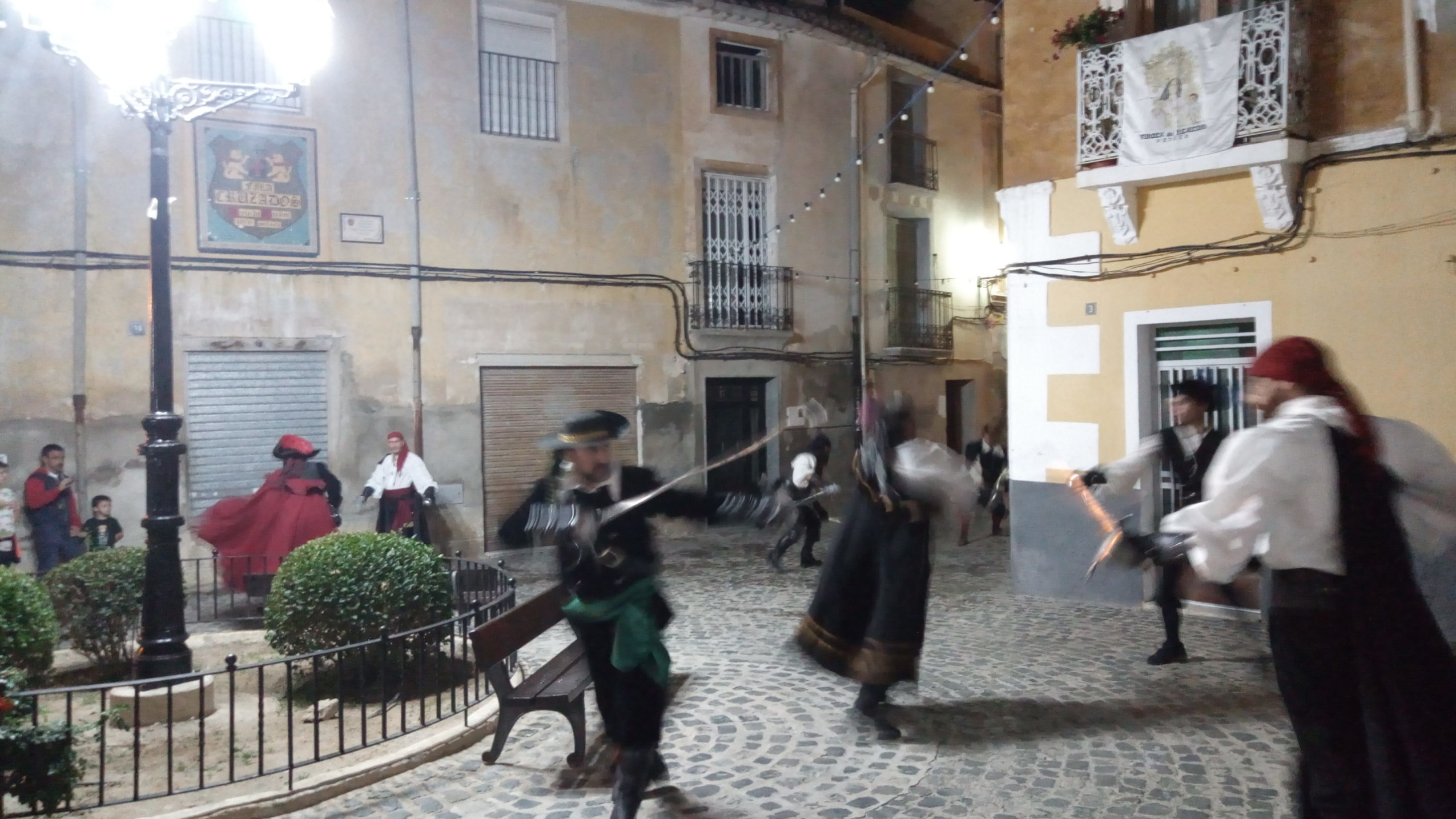 Vive una demostración de esgrima histórica en el castillo de Petrer